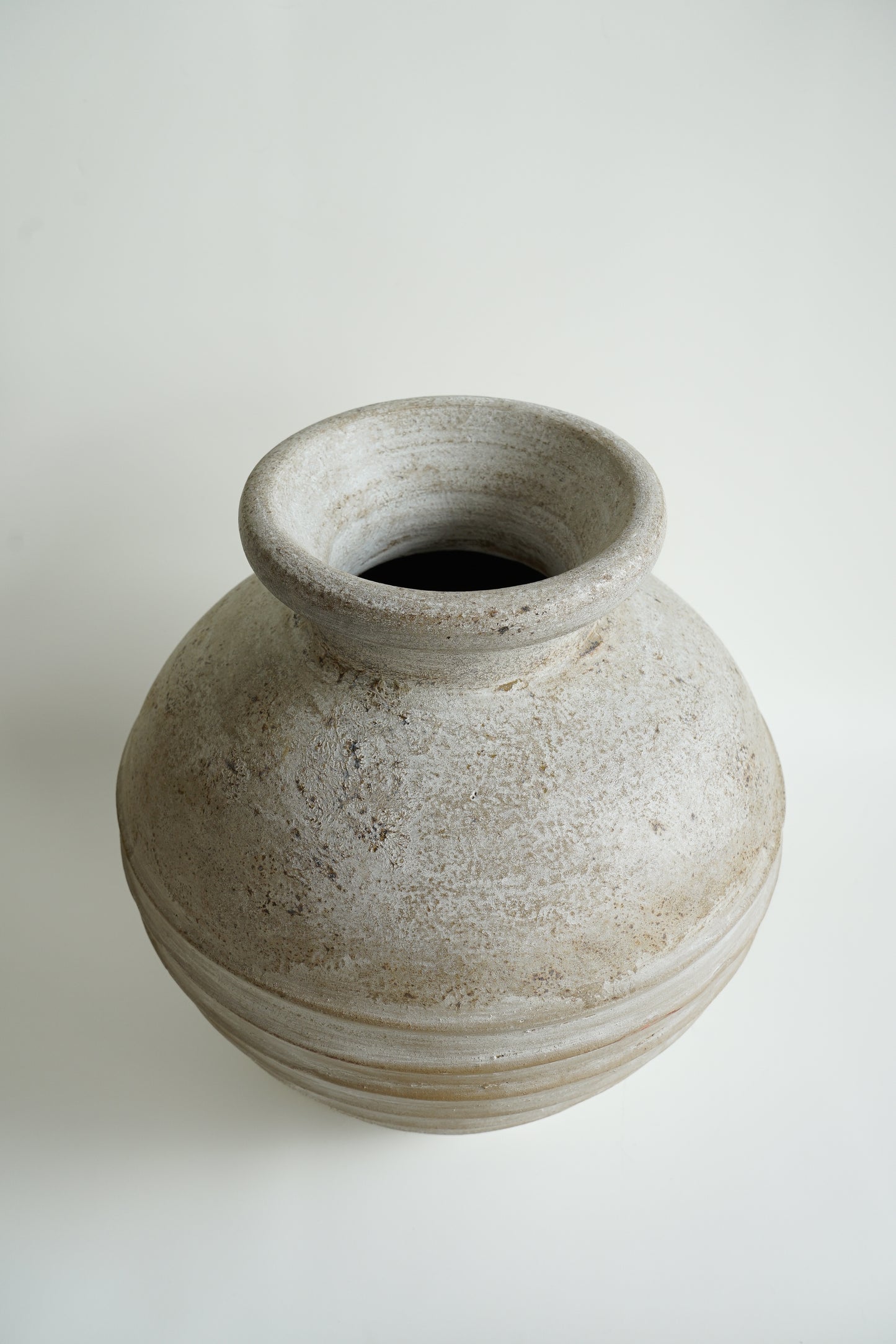 Mooie grote handgemaakte terracotta vaas creme kleur bohemian