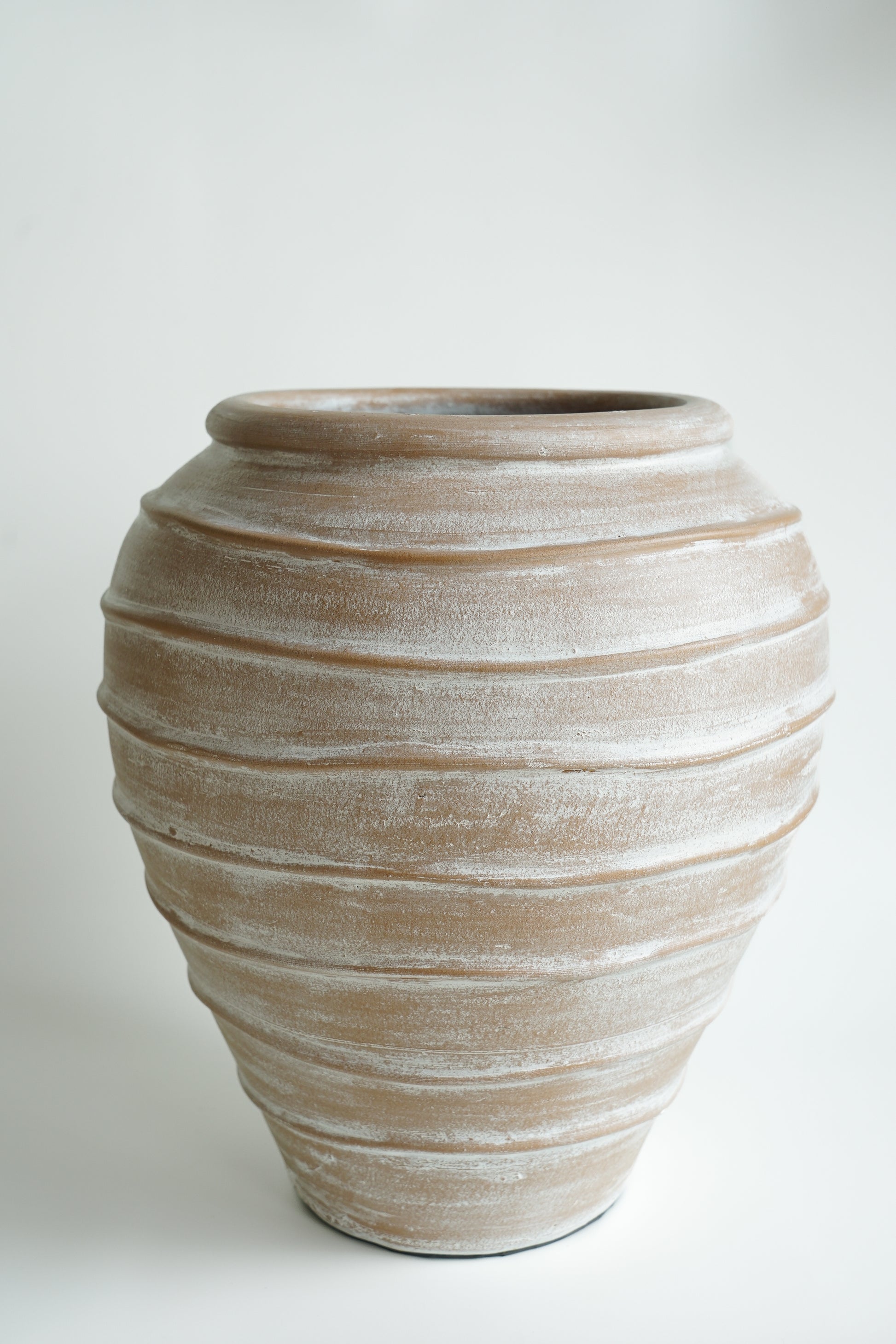 Mooie grote handgemaakte terracotta vaas creme beige kleur bohemian