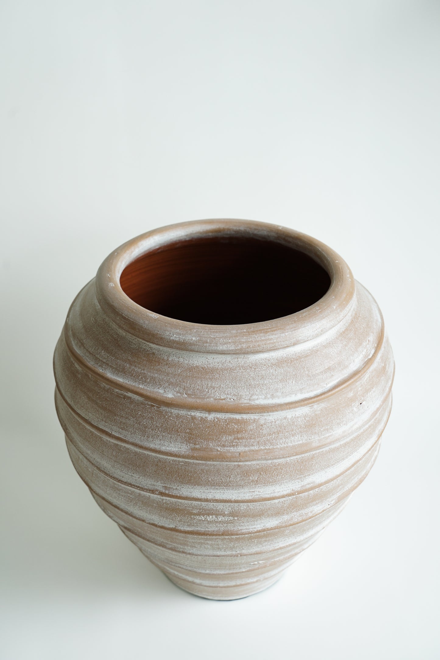 Mooie grote handgemaakte terracotta vaas creme beige kleur bohemian