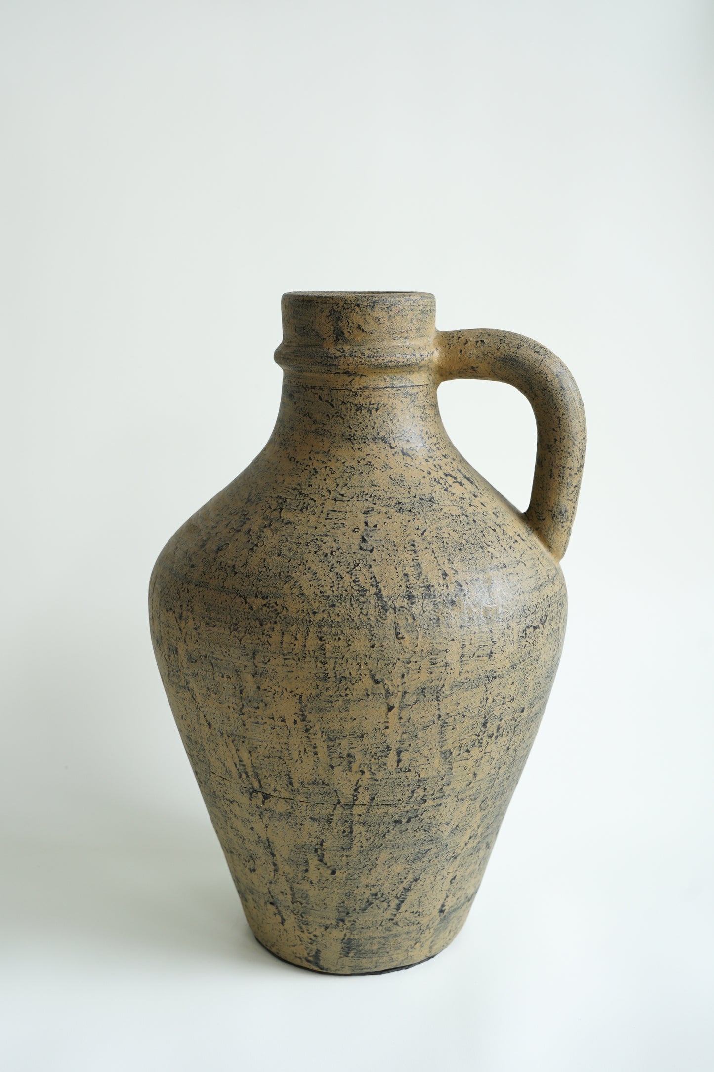 mooie handgemaakte terracotta vaas brons rustiek Japandi