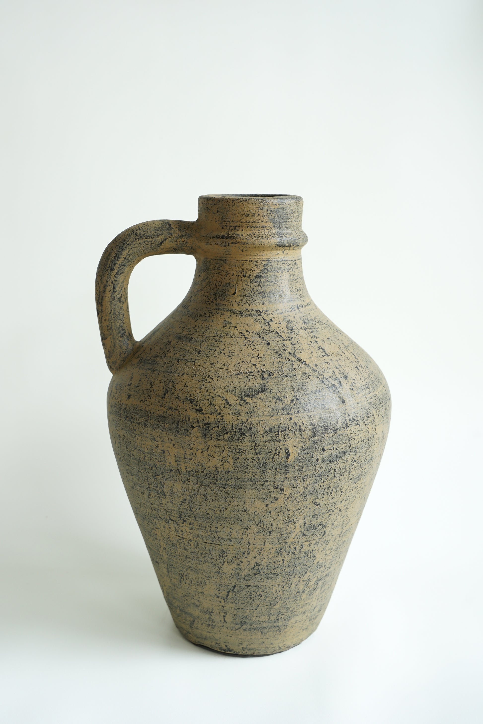 mooie handgemaakte terracotta vaas brons rustiek Japandi