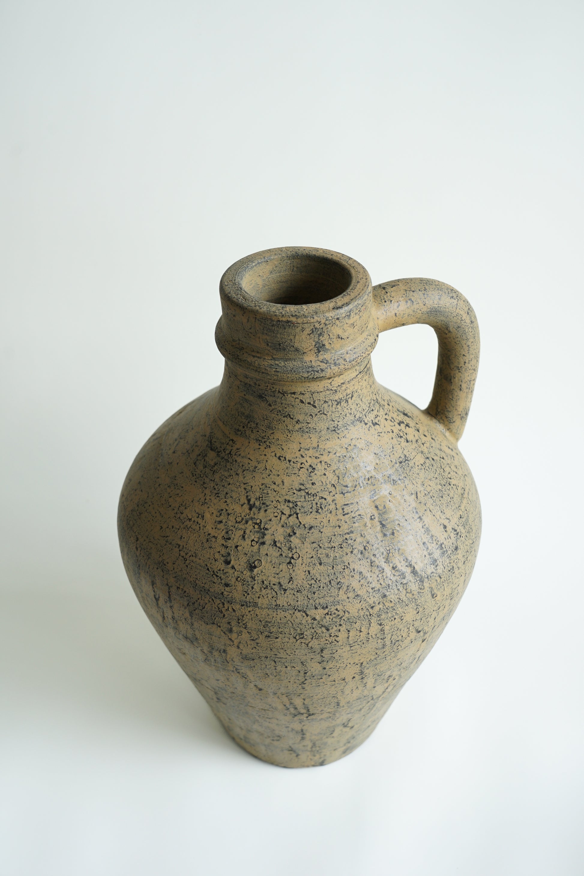 mooie handgemaakte terracotta vaas brons rustiek Japandi