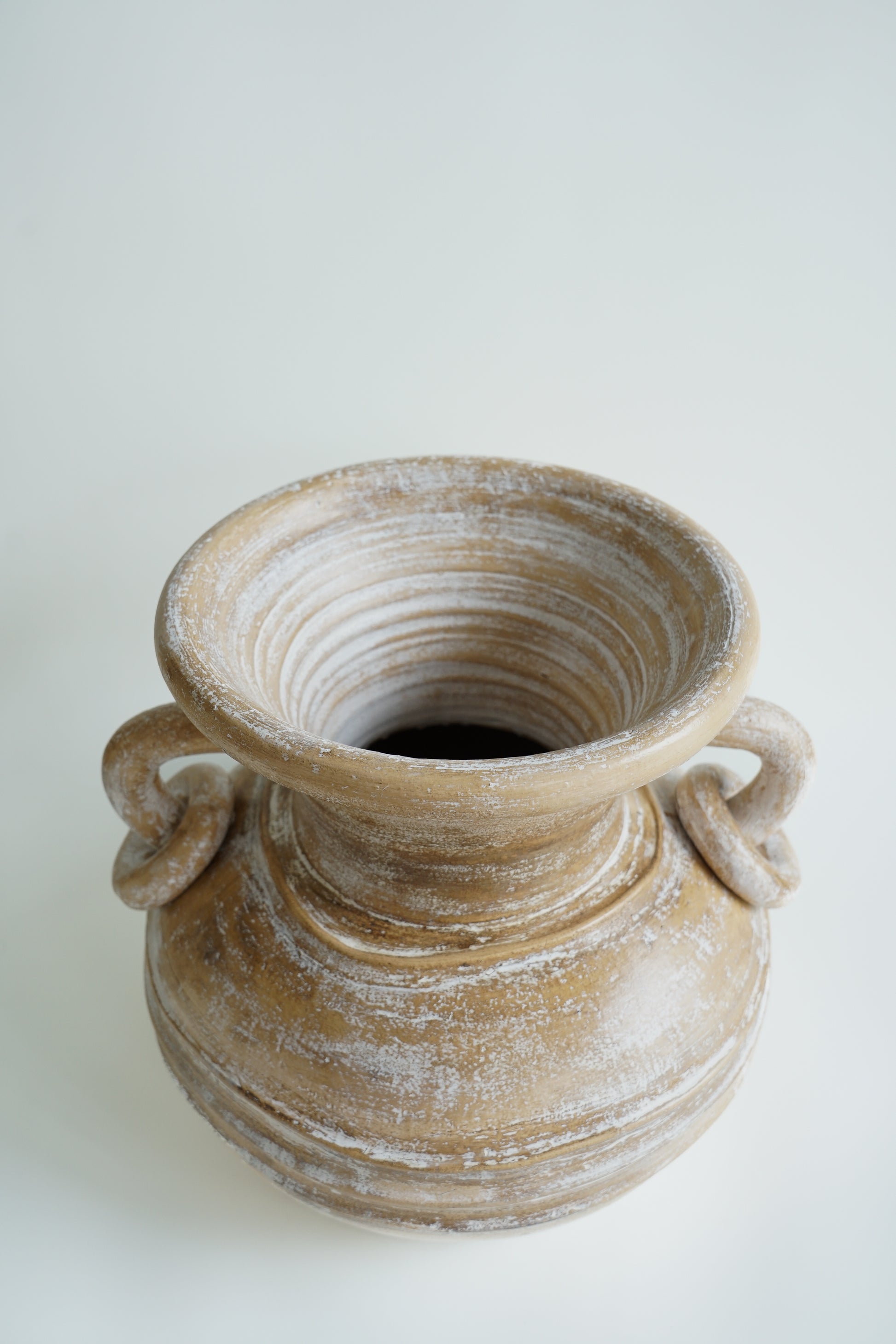 mooie beige handgemaakte terracotta vaas bohemian