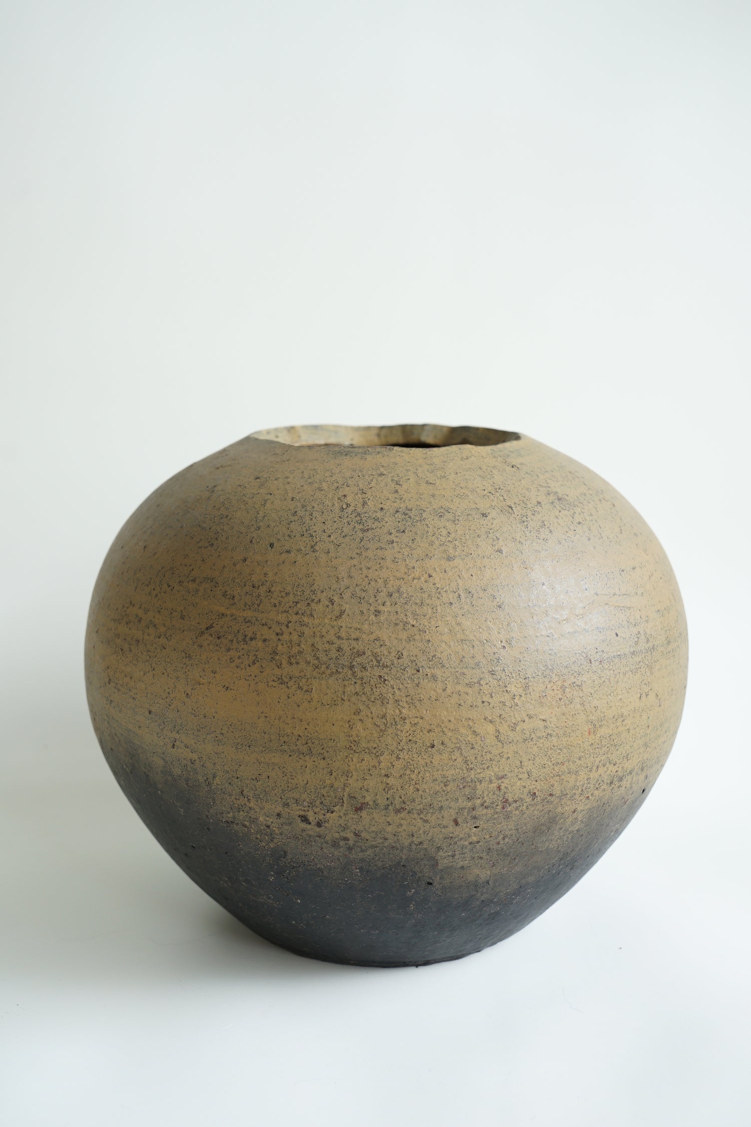 Mooie klassieke handgemaakte terracotta vaas rond Japandi