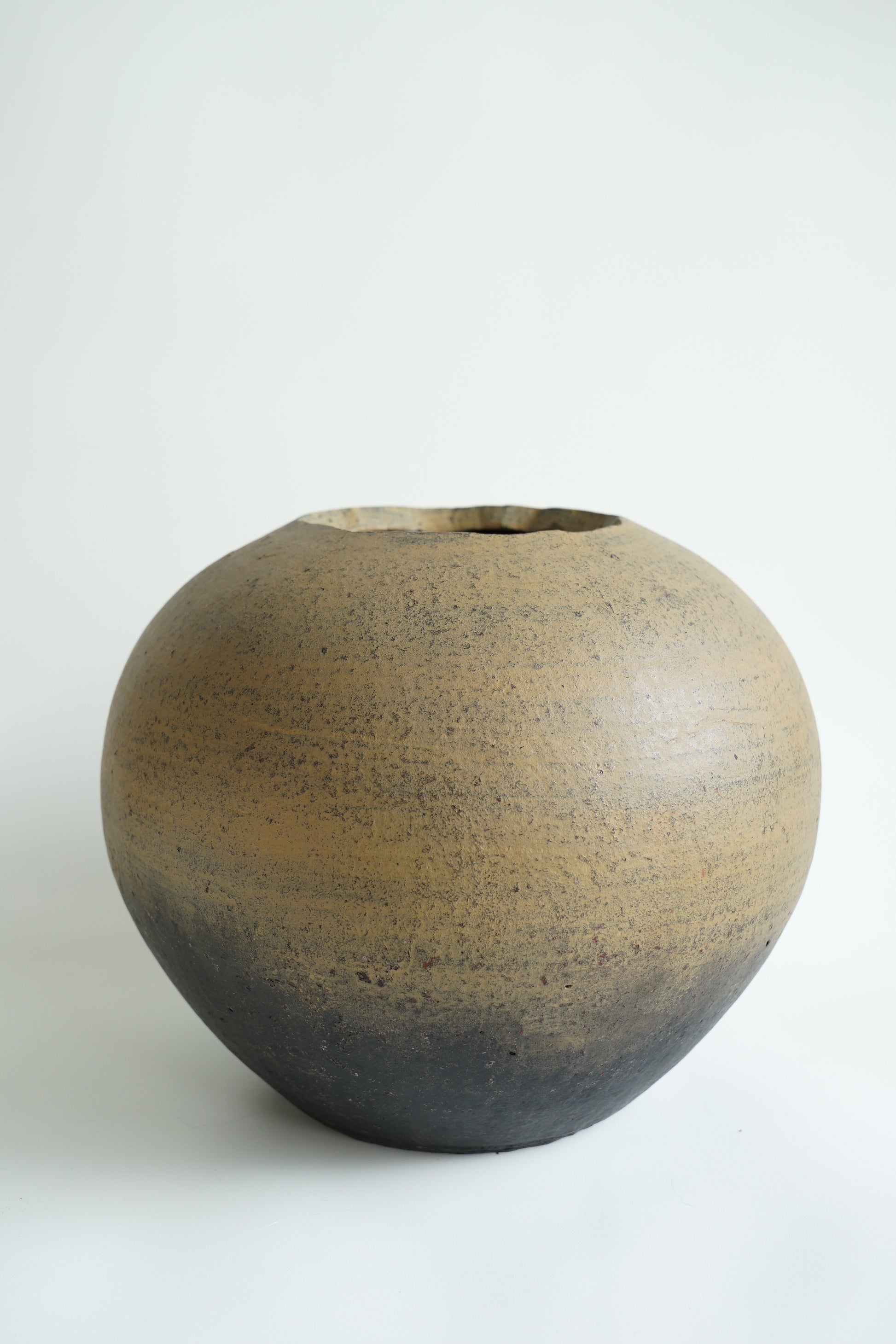 Mooie klassieke handgemaakte terracotta vaas rond Japandi