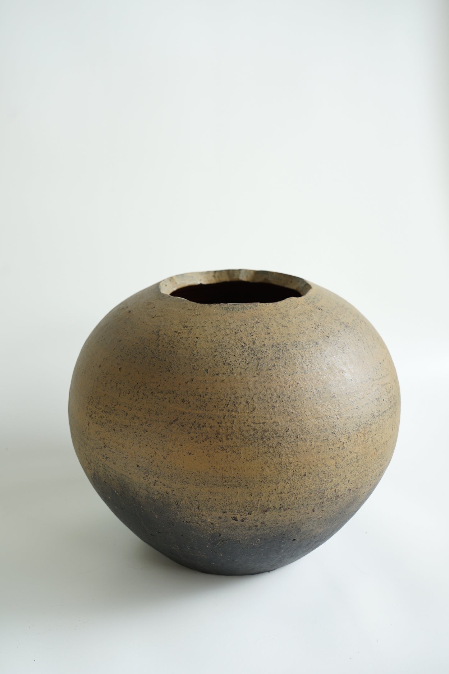 Mooie klassieke handgemaakte terracotta vaas rond Japandi