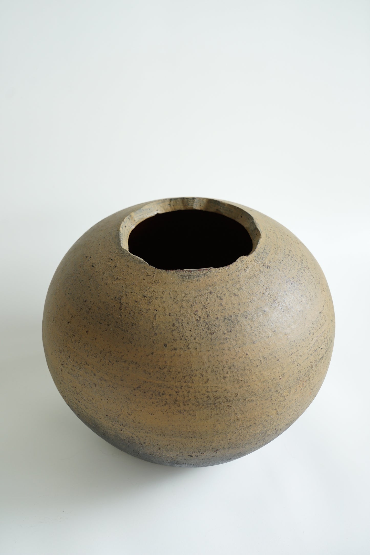 Mooie klassieke handgemaakte terracotta vaas rond Japandi