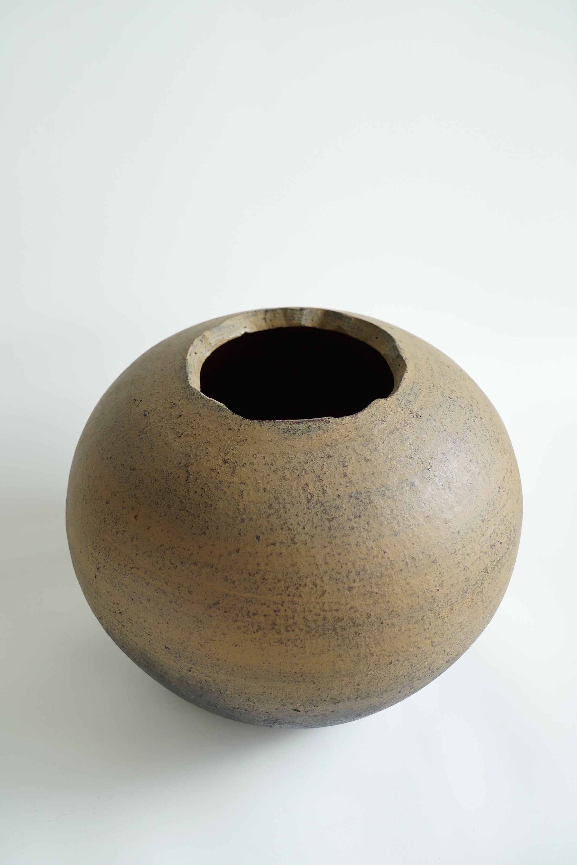 Mooie klassieke handgemaakte terracotta vaas rond Japandi