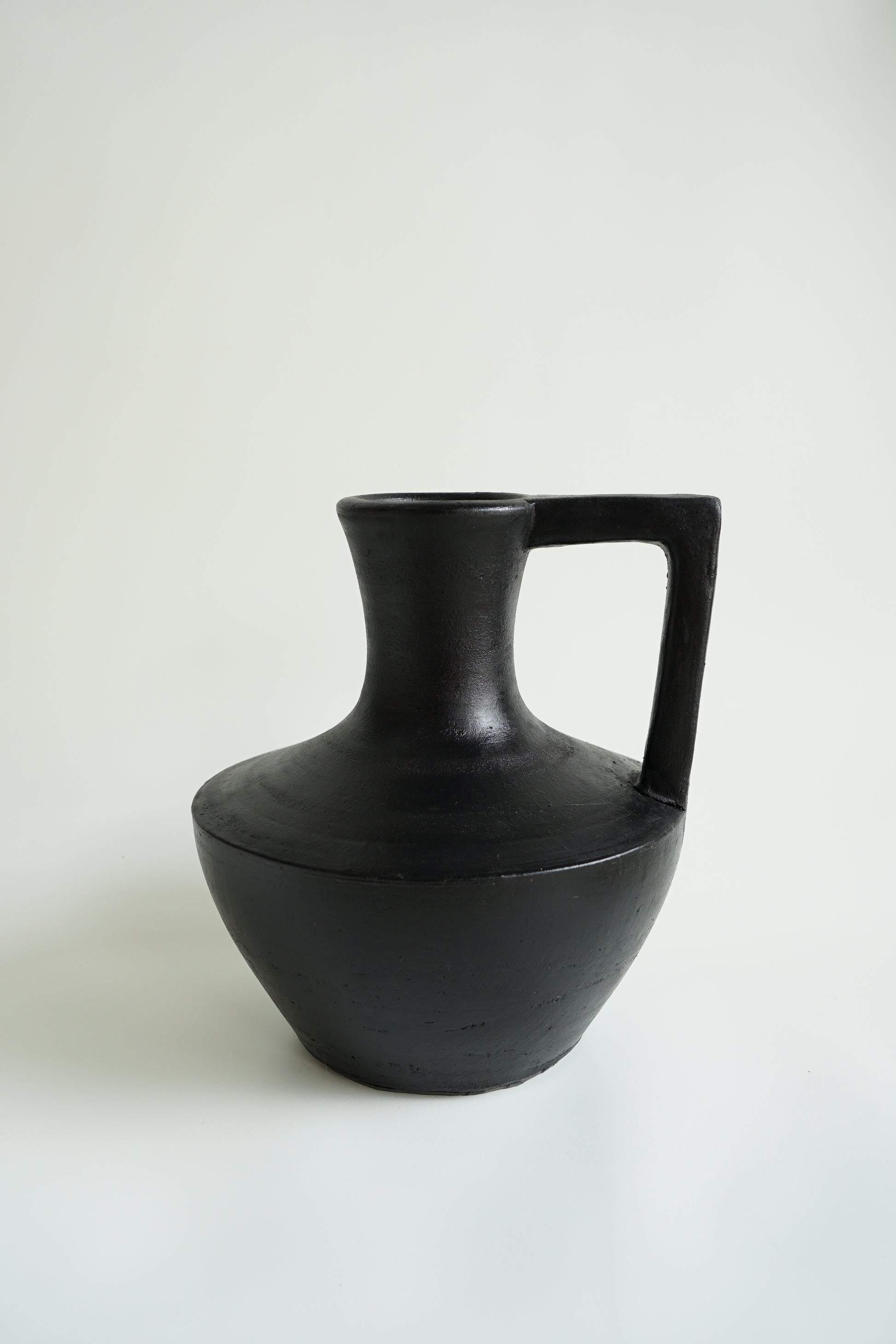 Mooie handgemaakte terracotta vaas zwart black kleur Japandi