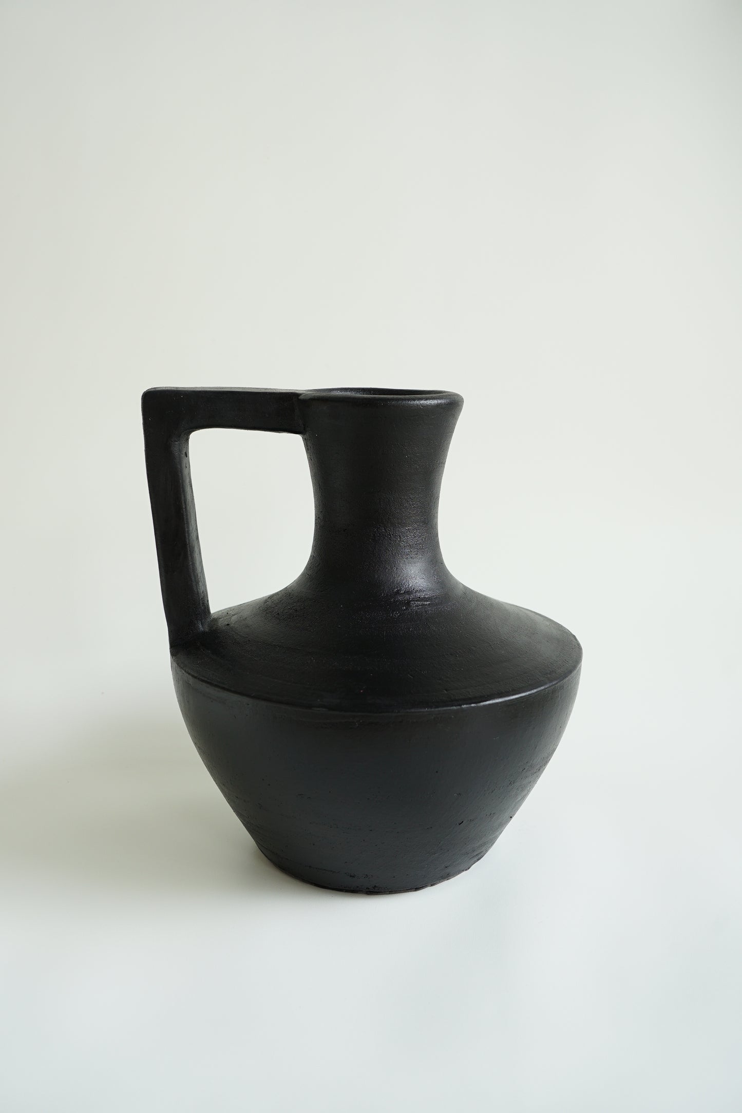 Mooie handgemaakte terracotta vaas zwart black kleur Japandi