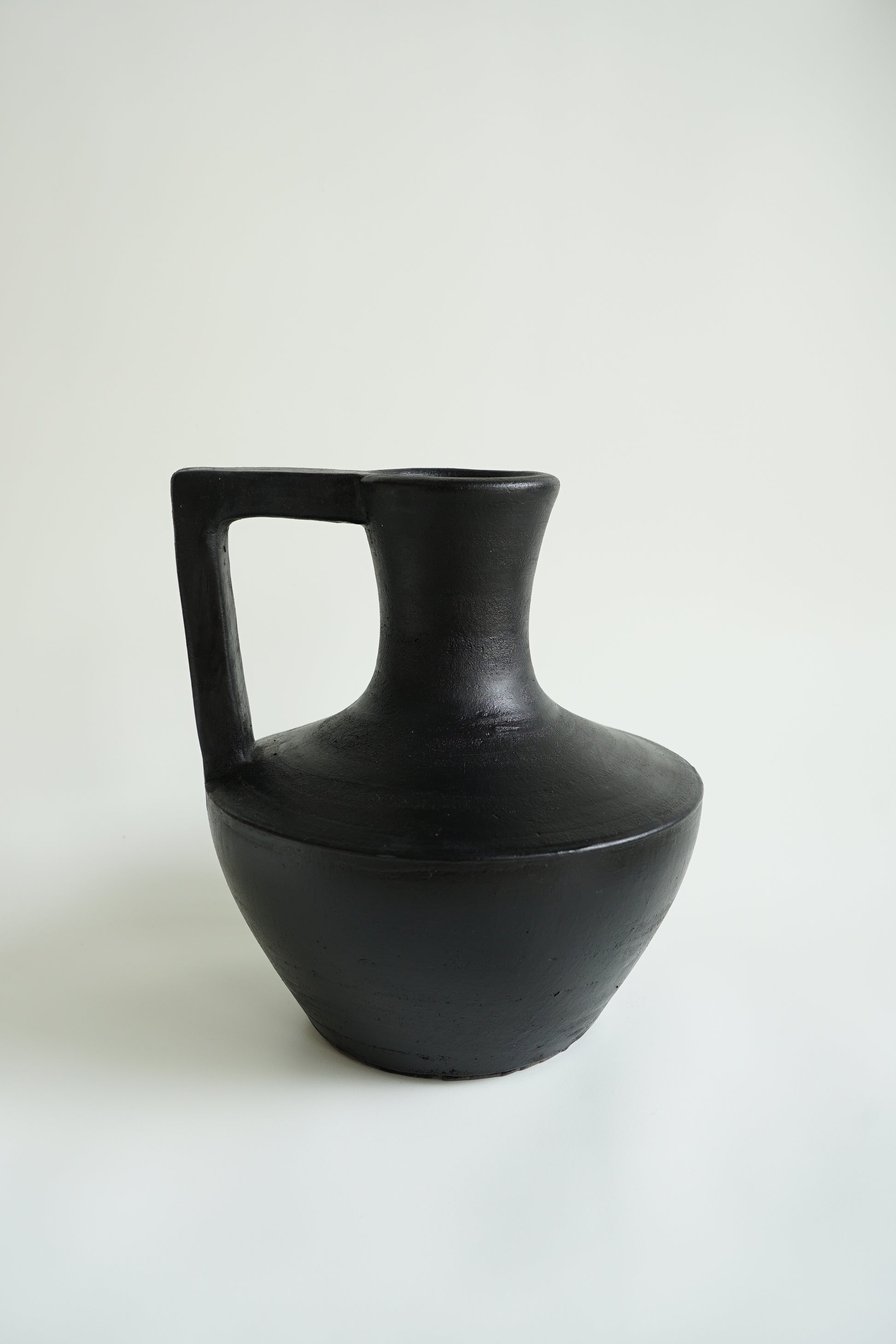 Mooie handgemaakte terracotta vaas zwart black kleur Japandi