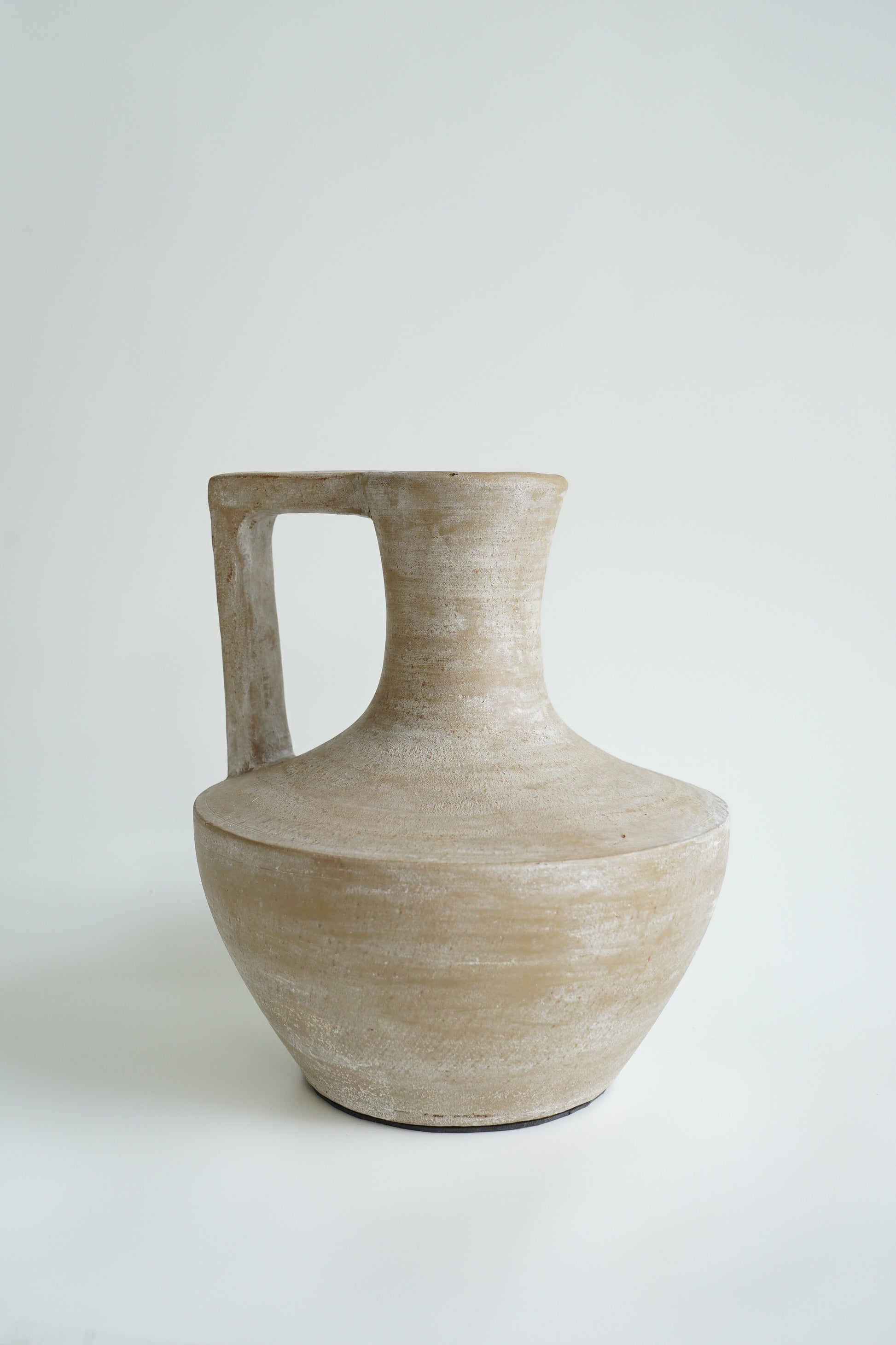 Mooie handgemaakte terracotta vaas creme latte Japandi