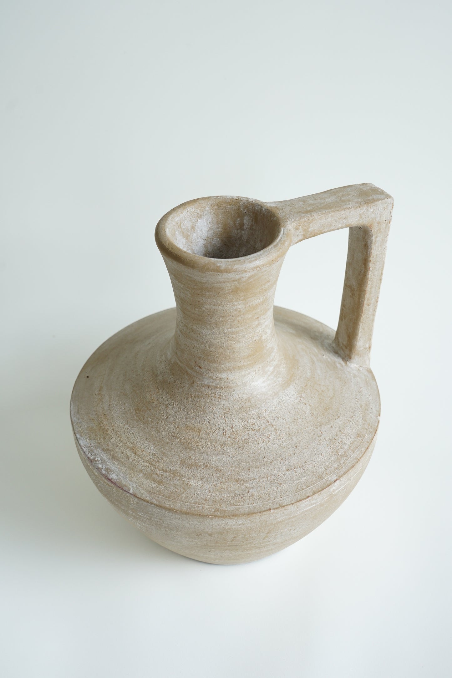 Mooie handgemaakte terracotta vaas creme latte Japandi