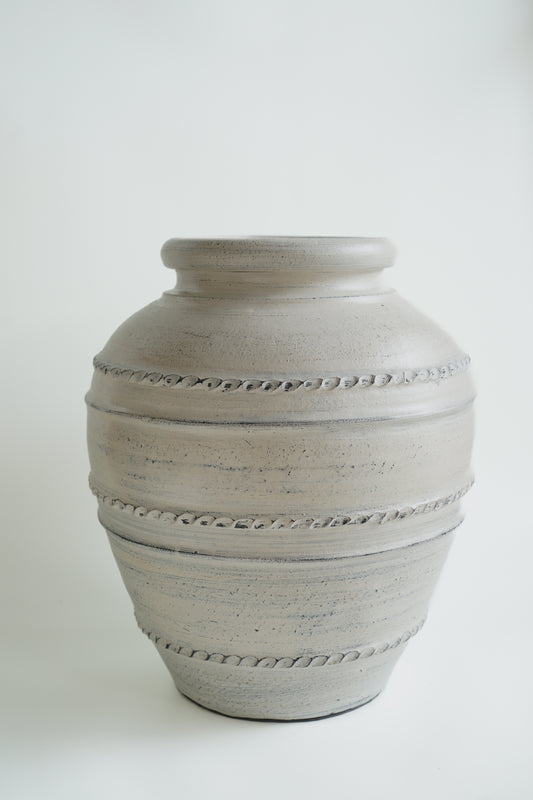 mooie grote beige handgemaakte terracotta vaas Ibiza