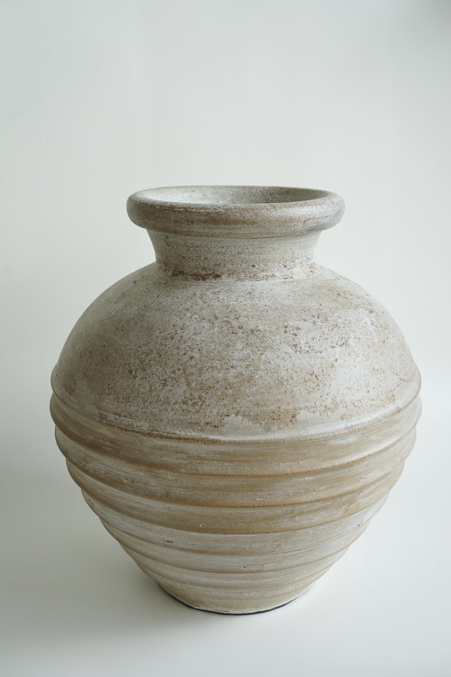 Mooie grote handgemaakte terracotta vaas creme kleur bohemian