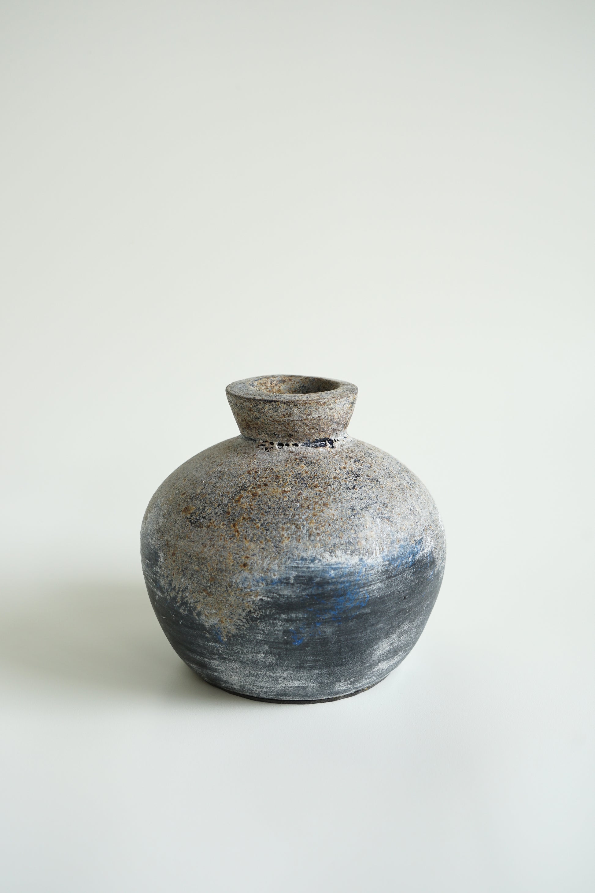 mooie handgemaakte terracotta vaas donker rustiek Japandi