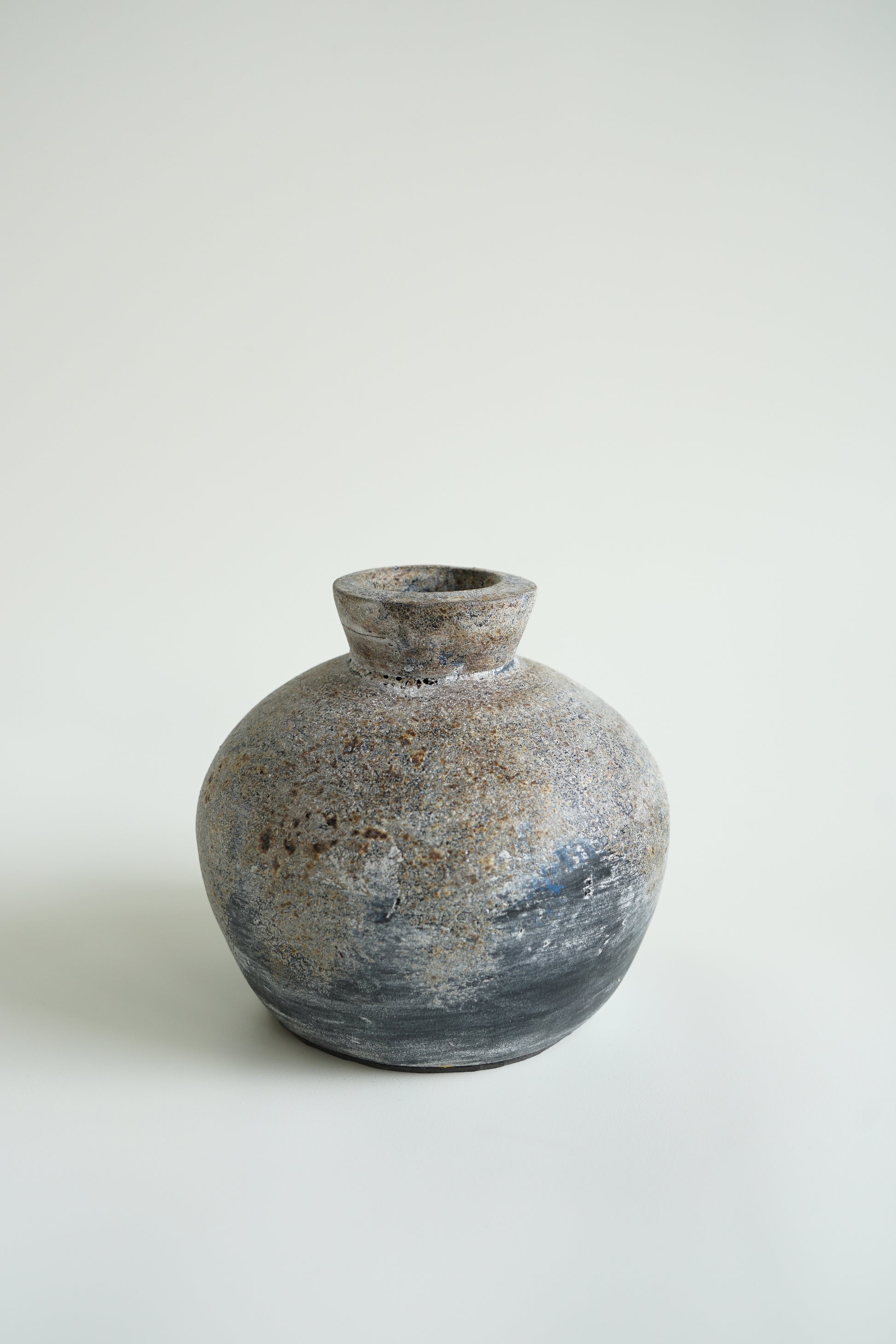 mooie handgemaakte terracotta vaas donker rustiek Japandi