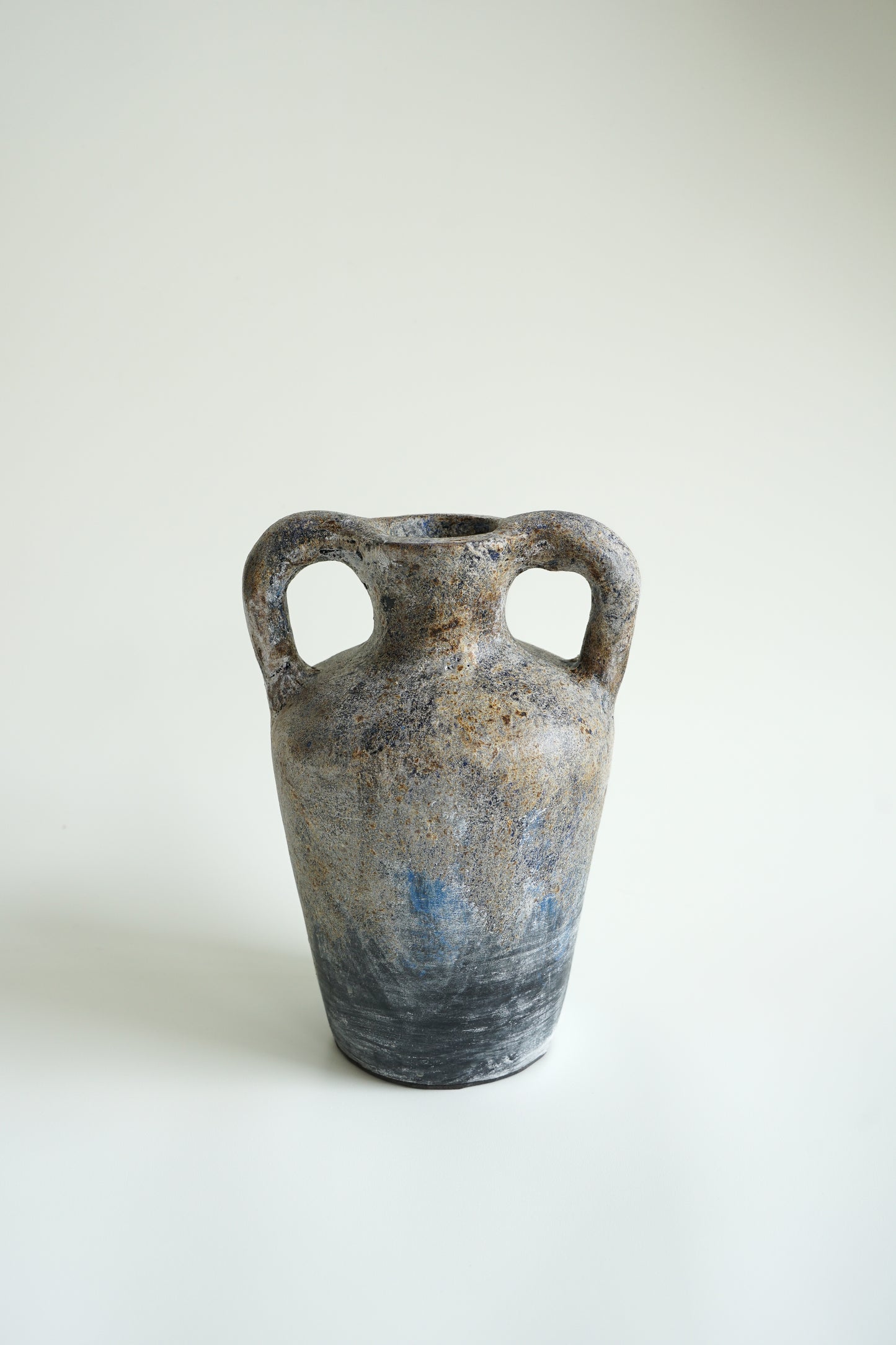 mooie handgemaakte terracotta vaas brons rustiek Japandi