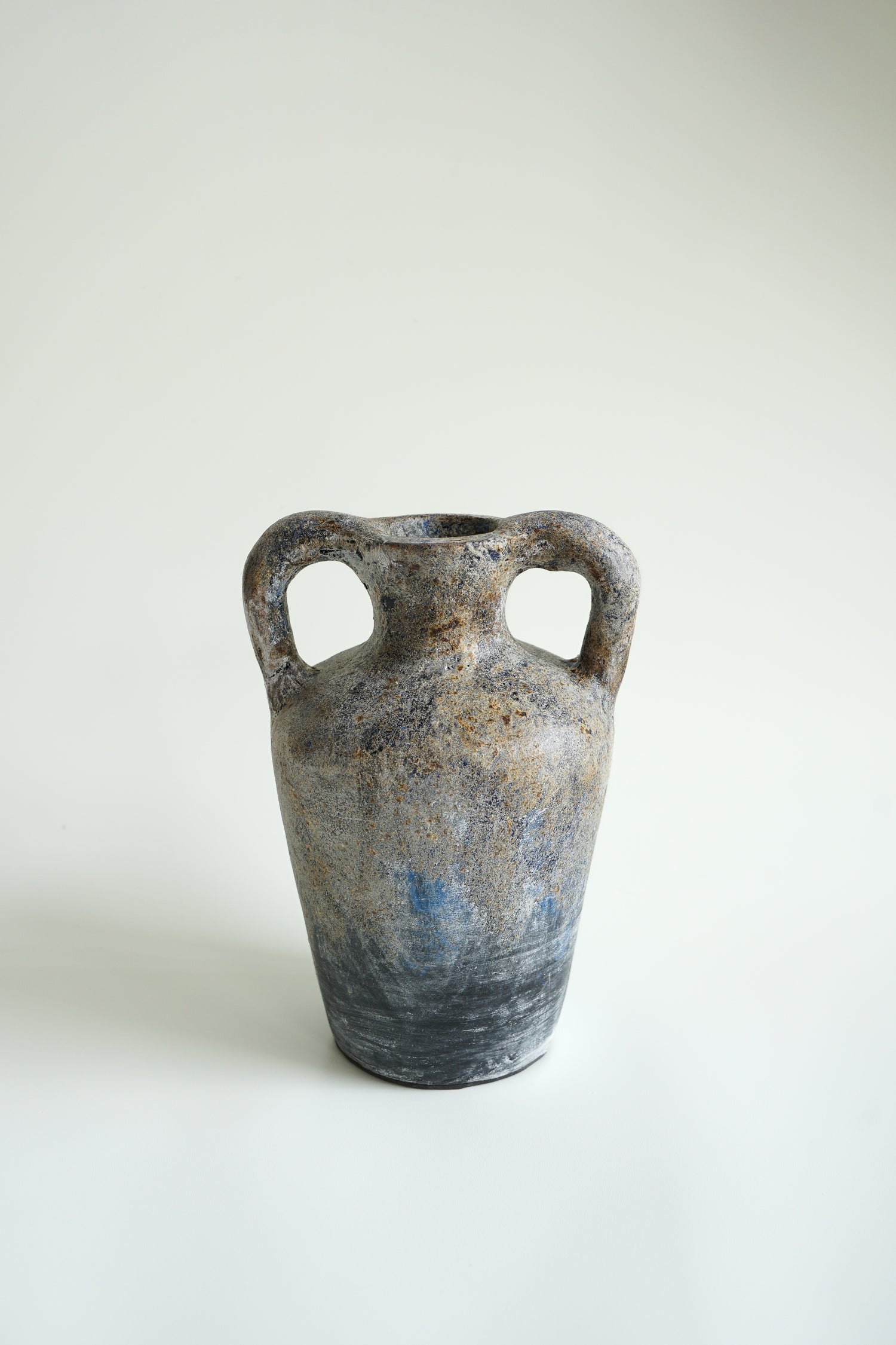 mooie handgemaakte terracotta vaas brons rustiek Japandi